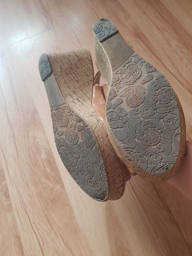 Buty damskie na lekkiej koturnie rozmiar 38