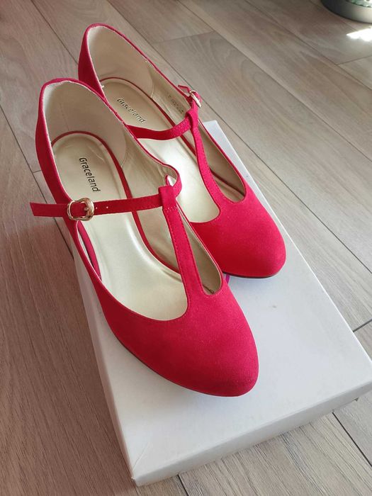 Buty czerwone 40.