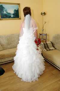 Suknia ślubna 40/42 Biała, gorsetowa, styl princess, z pokaźnym dołem.