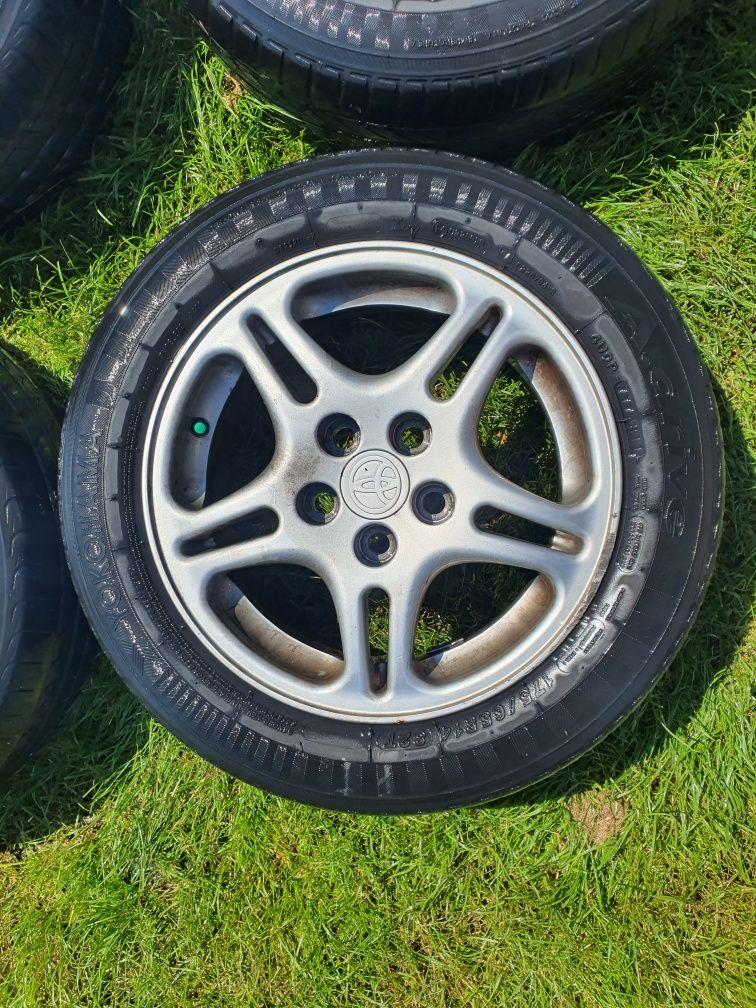 Toyota YOKOHAMA 175/65 R14 et45 5x100 letnie alufelgi oryginał proste