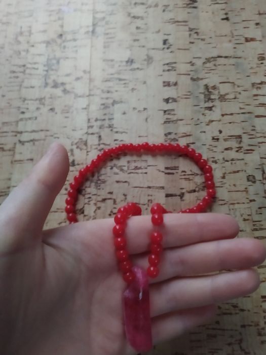 Czerwony naszyjnik z kamykiem