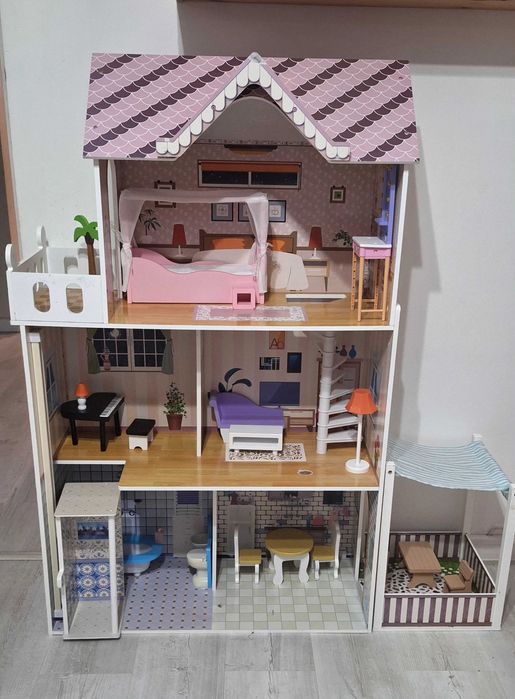 Duży drewniany domek dla lalek