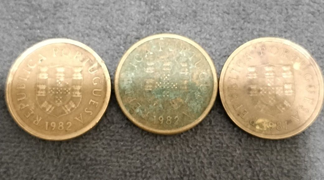 3 moedas de 1 escudo. 2x1982, 1981. Níquel-latão.