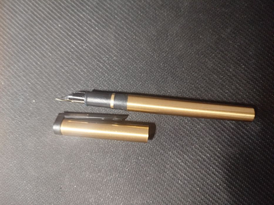 Caneta sheaffer dourada