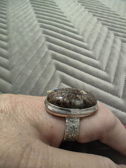 Duży srebrny pierścionek z kamieniem
