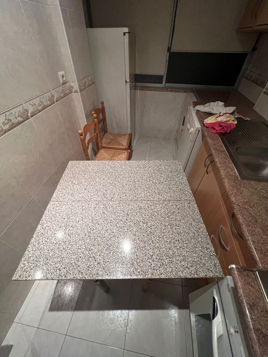 Mesa de cozinha com 2 cadeiras e banco