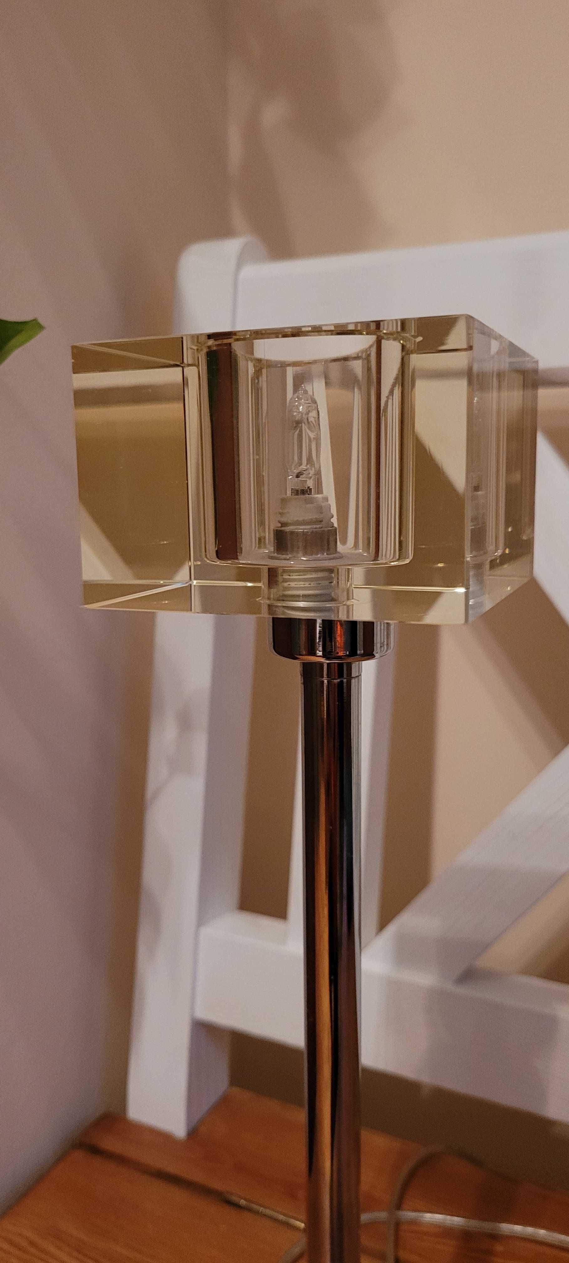 Nowoczesna lampa stojąca