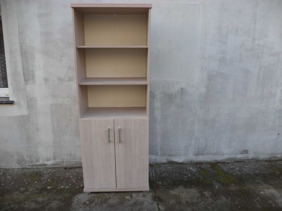 Szafka z półkami