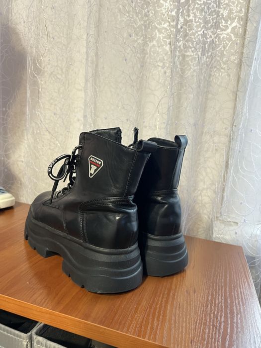 Ботинки жіночі, тракторна підошва