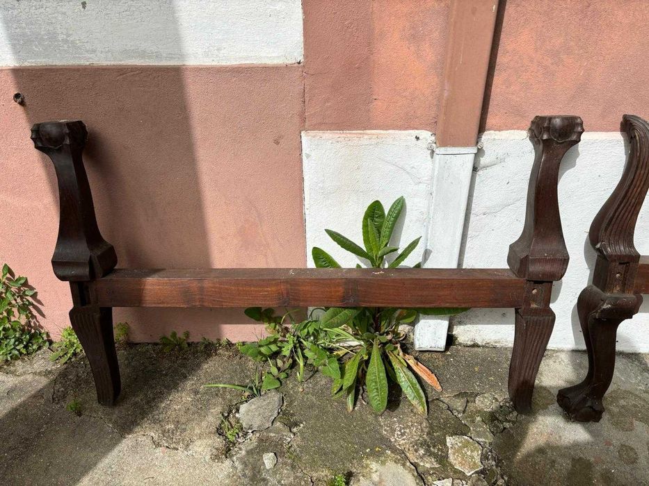 Vendo Duas Camas Antigas de Madeira Nobre - Peças Únicas e de Coleção