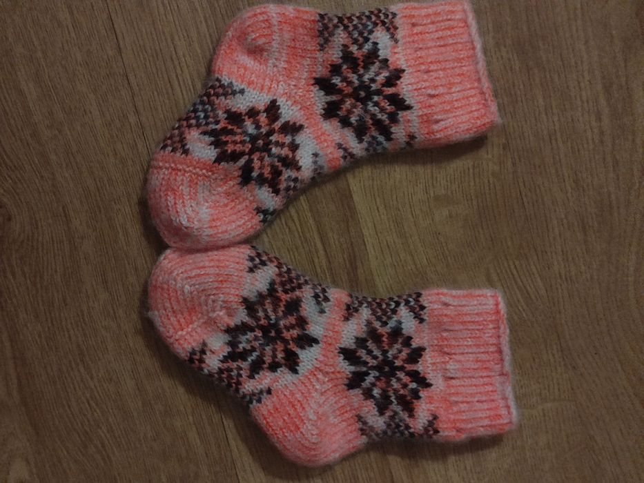 Nowe biało różowe skarpetki dziecięce wełniane robione na drutach