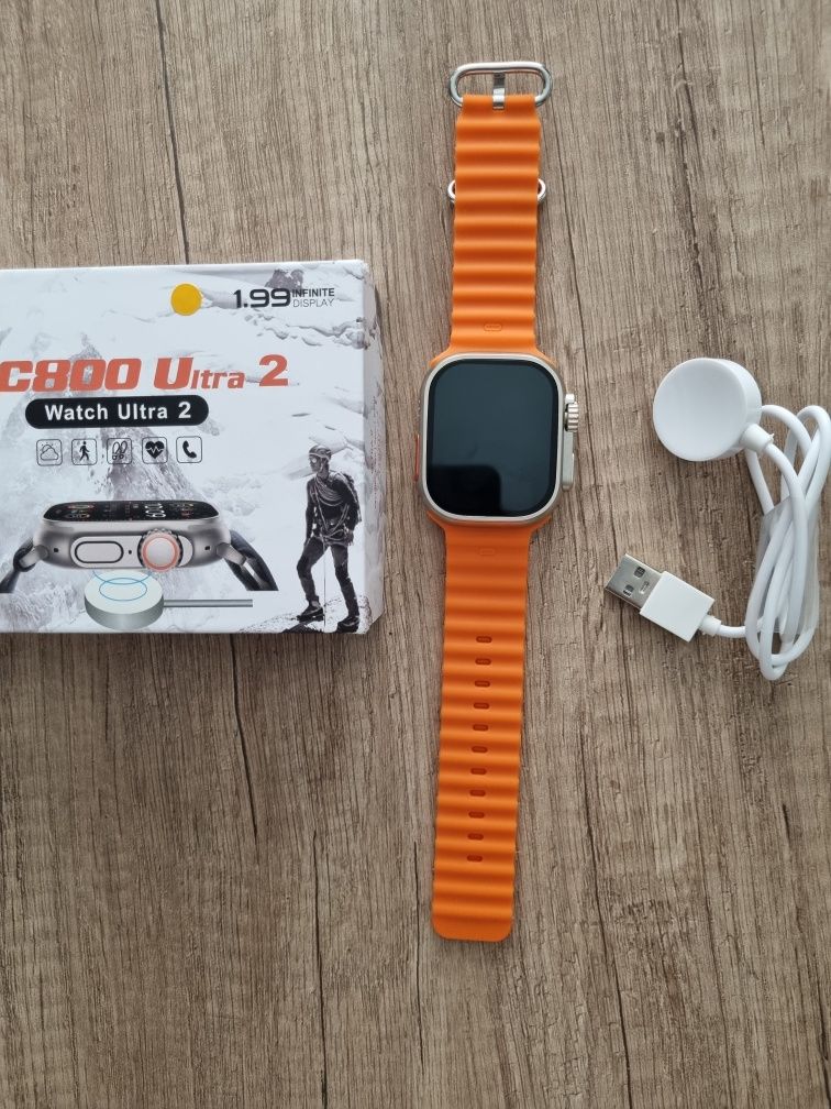 Srebrny smartwatch na pomarańczowym pasku