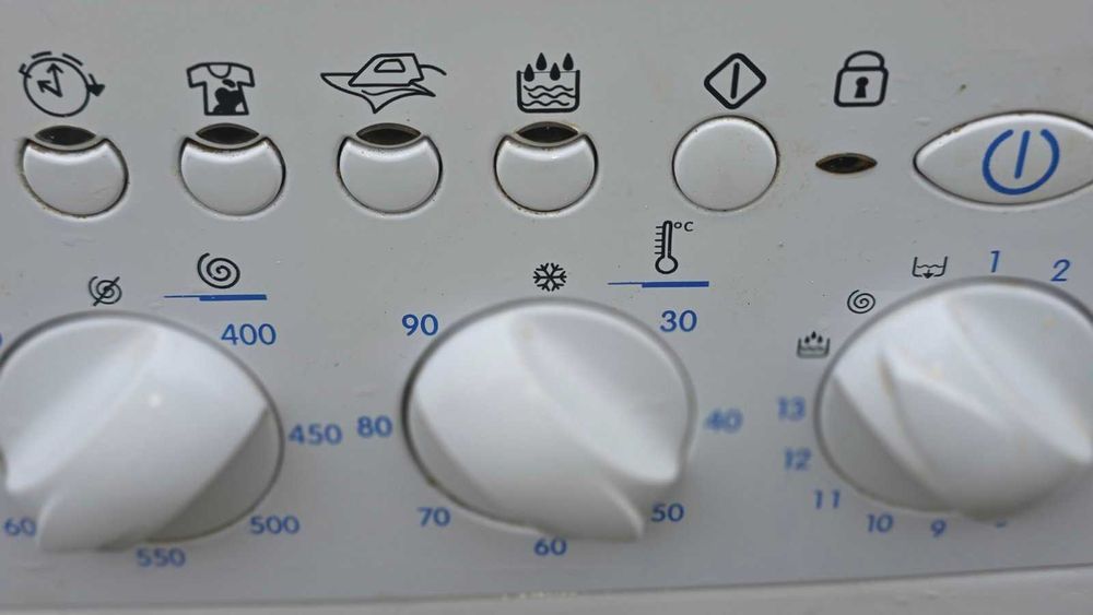 Автоматична пральна машина Indesit.5кг,віджим 800об.хв.Працює чудово.