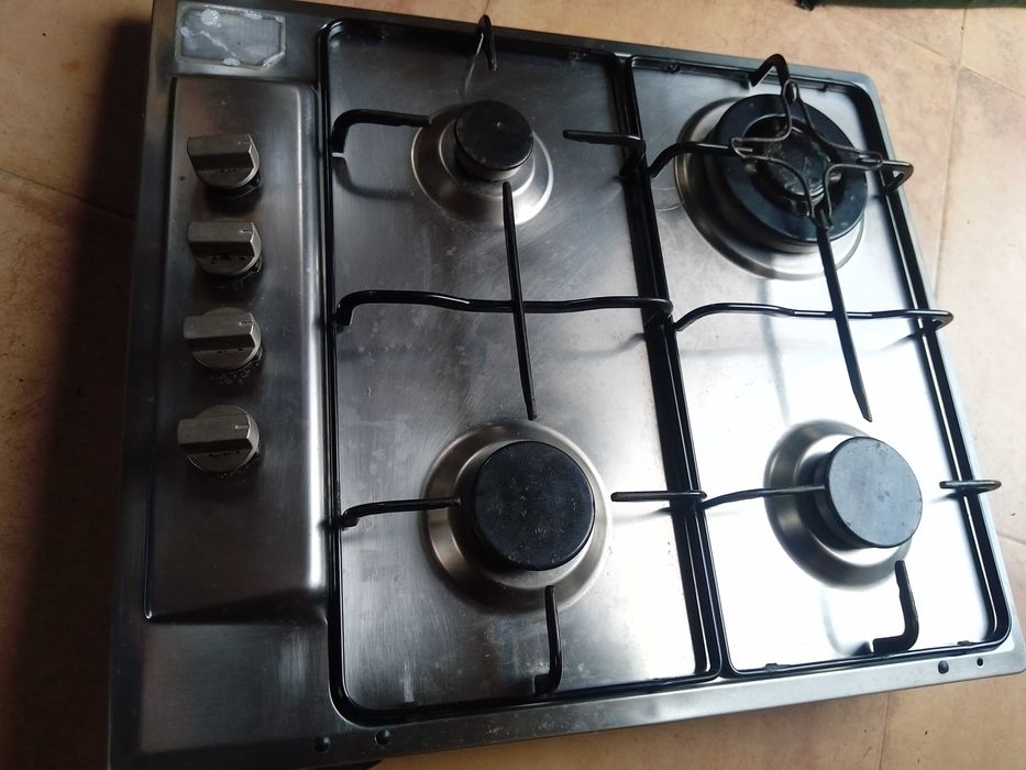 Fogão , três placas a gás mais um forno eléctrico.