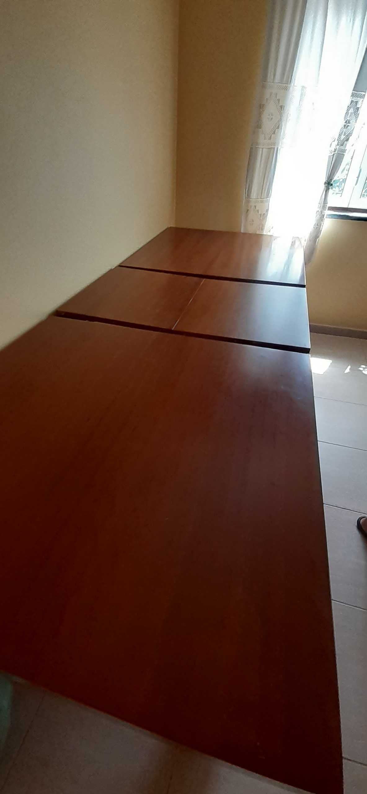 Mesa de sala (em madeira)
