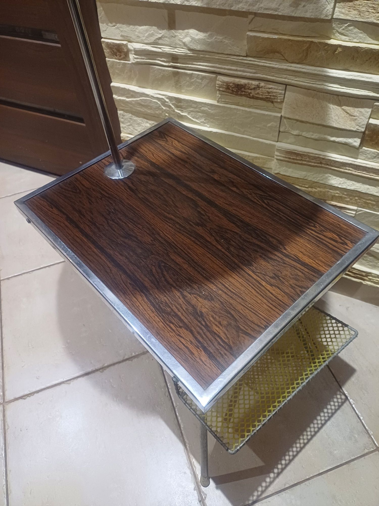 Lampa że stolikiem gazetnik PRL