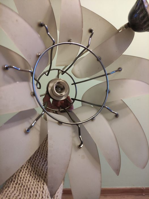 Lampa w kształcie kwiatka