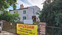 Duży dom z budynkami gospodarczymi .