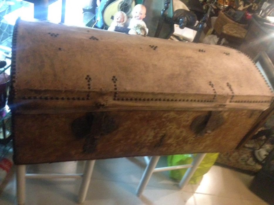 Baú de pele de grandes dimensoes , com bastantes anos , um bau antigo