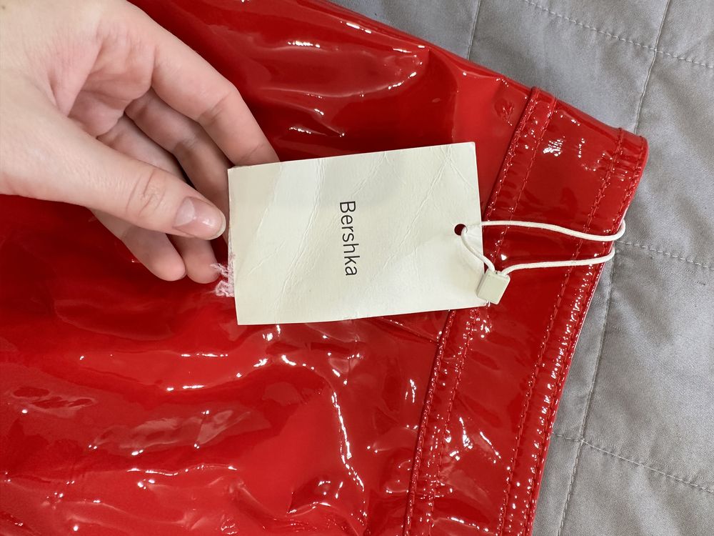Червона спідниця зі штучної шкіри bershka