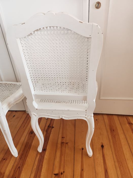 2 cadeiras brancas antigas com palhinha