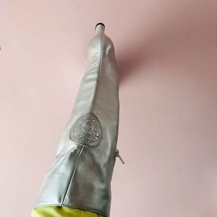 Kozaki damskie nowe srebrne skóra   " Gianni Versace "