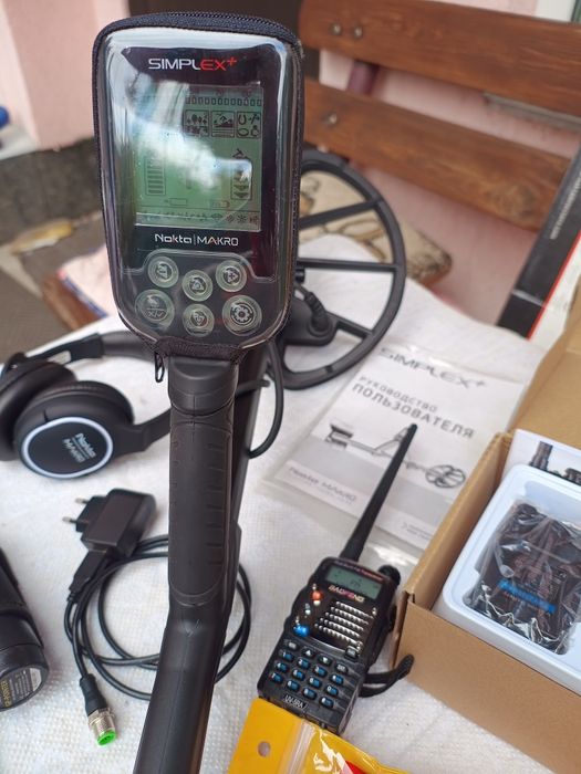 Nokta Simplex+ прилад для зв'язку Baofeng UV-5RA.