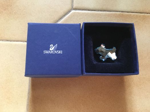 Pin cão swarovski