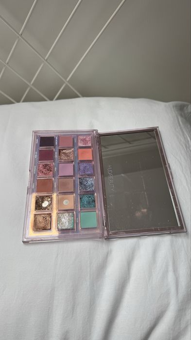 Huda Beauty paletka do oczy Mercury Retrograde