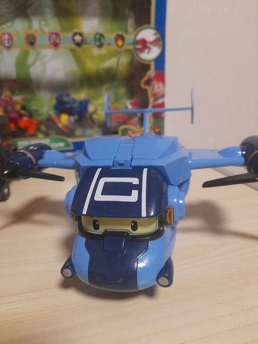 Самолет Кери из мульфильма робокар Поли.