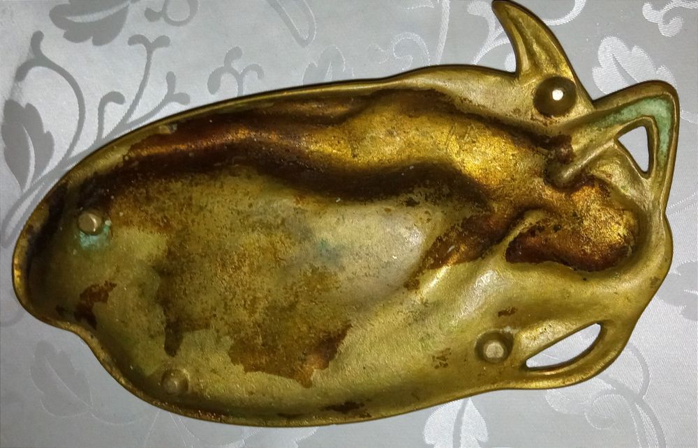 Stara mosiężna popielniczka syrenka.