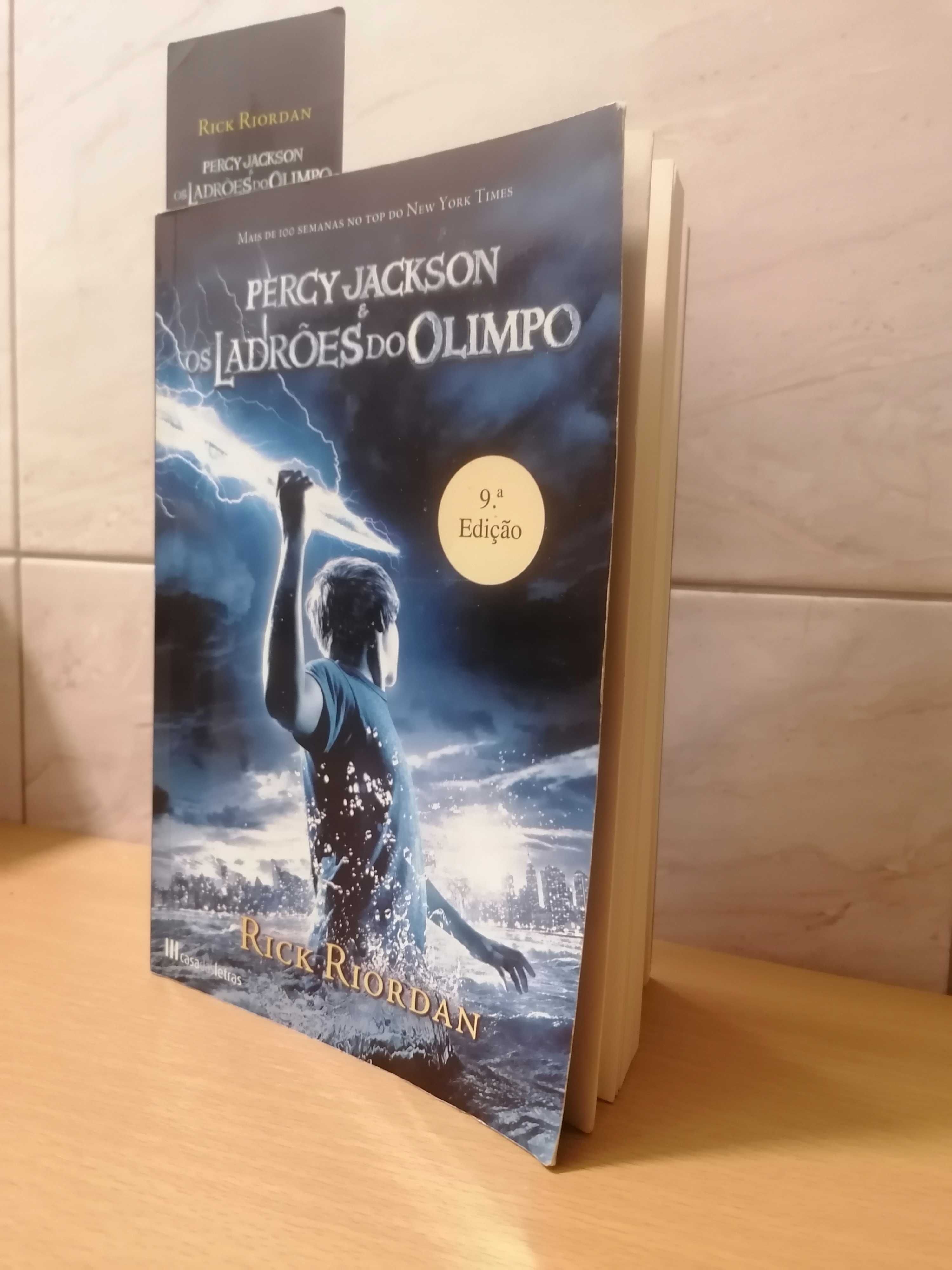 Livro "Percy Jackson os ladrões do olimpo"
