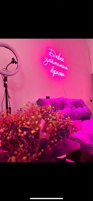 Ресепшн, диван, визажное зеркало