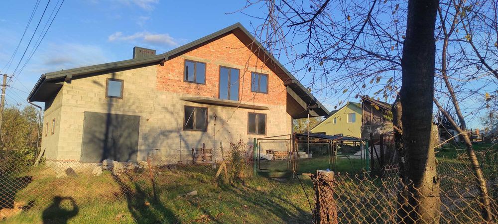 Продаж будинку з гаражем