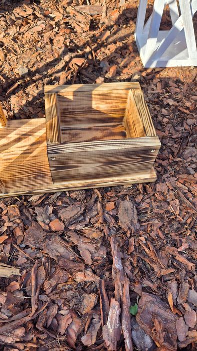 Lampion drewniany opalony na desce z doniczką