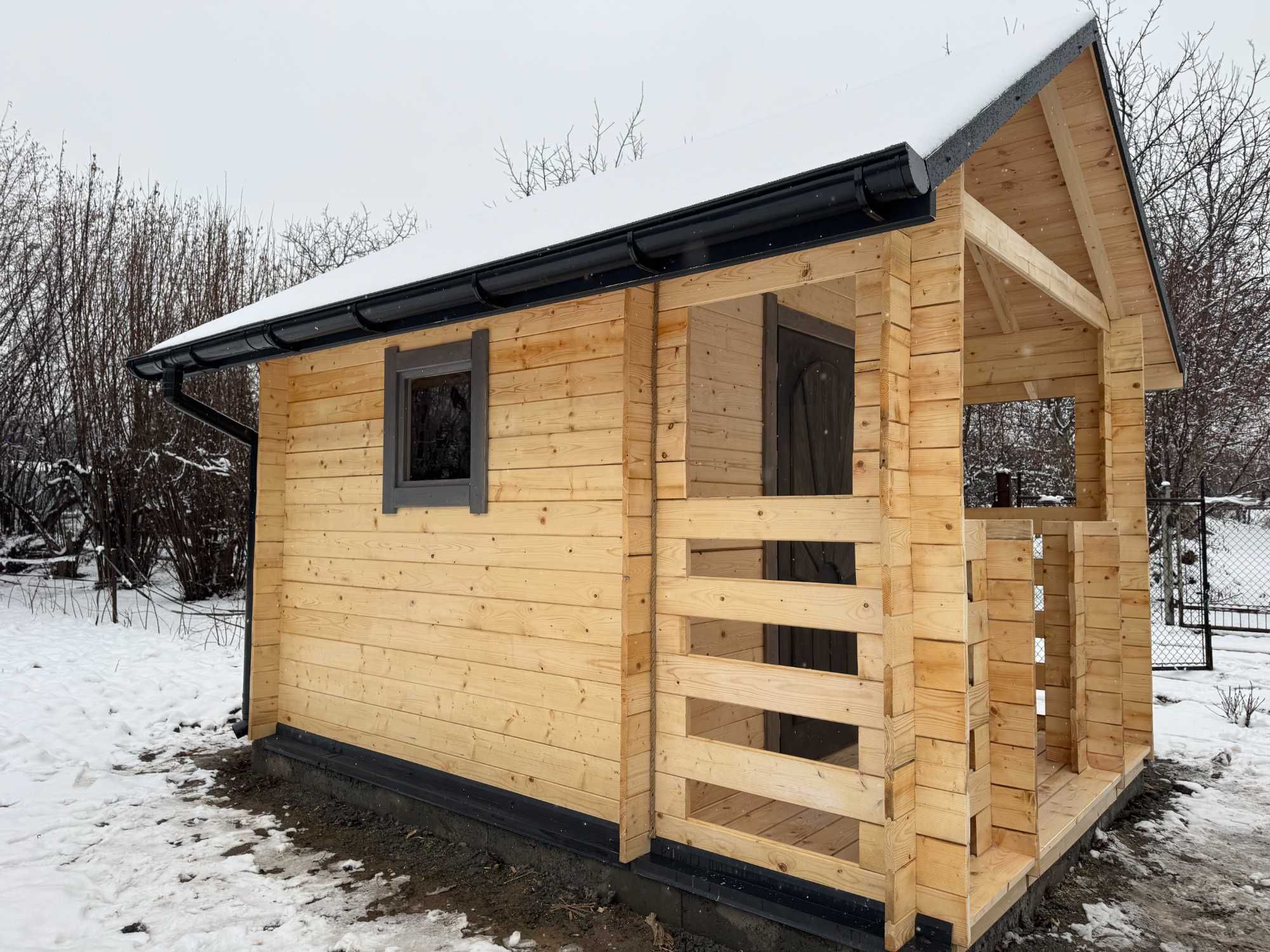 Drewniany domek działkowy "Jaśmin" 300x300 z bali prostokątnych