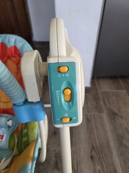 Vendo cadeira de baloiço com musica