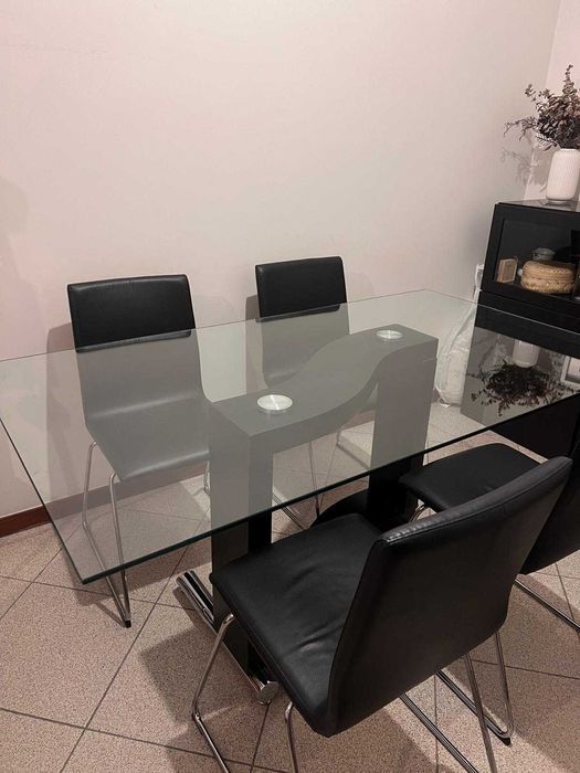 Mesa de vidro e cadeiras