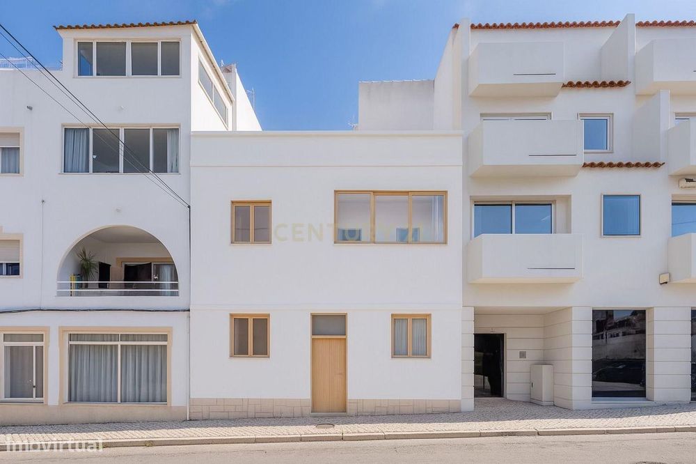 Moradia com 3 Quartos, Quintal e Terraço – Excelente Localização em Al