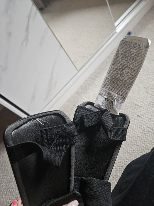 Czarne ochraniacze na piszczele dziecięce S Kipsta nowe bez metki,