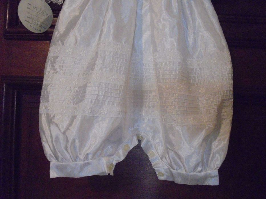 fato de menino bebé novo com etiqueta