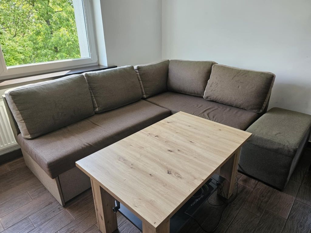 Narożnik z funkcją spania, pufa