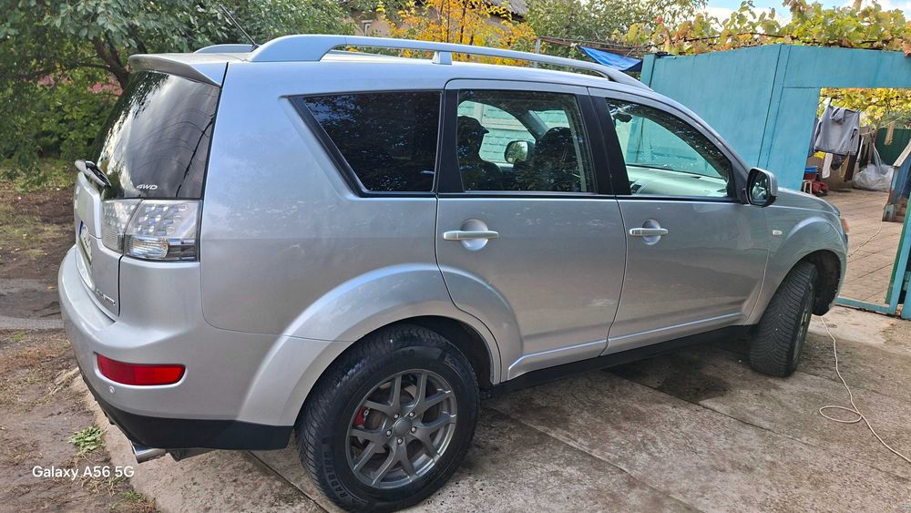 Автомобиль митсубиси аутлендор