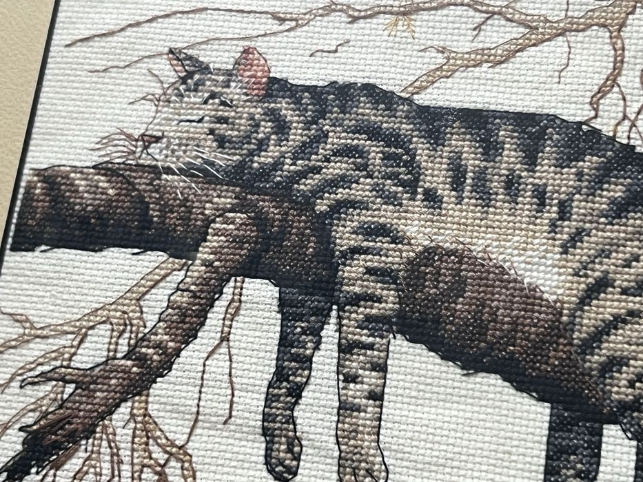 Вишита картина в рамі «Дуже стомлений»