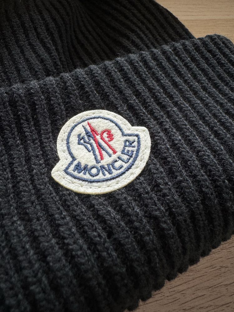 Gorro moncler.