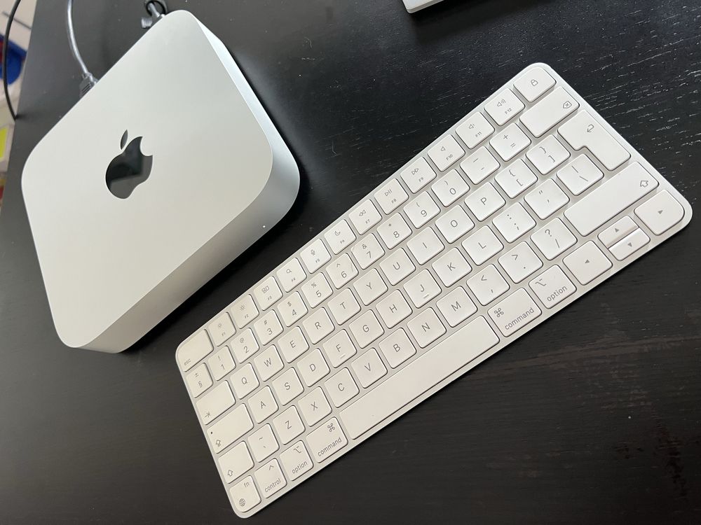 Mac Mini M2 256 Gb 8Gb com Magic Keyboard - como novo