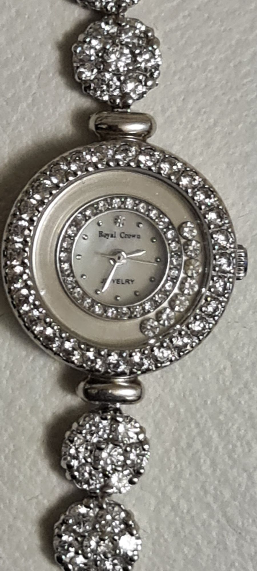 Женские серебряные часы.