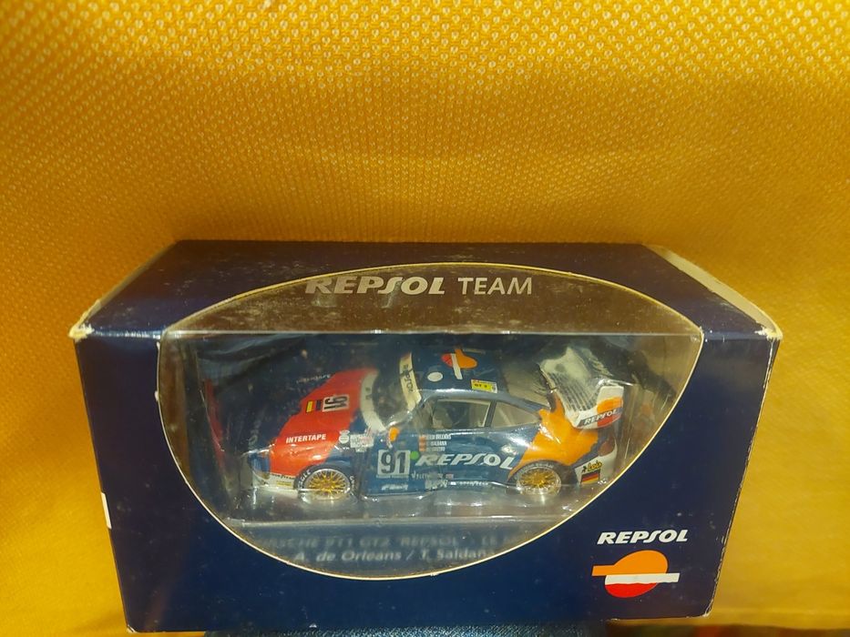 2 carros repsol antigos nas caixas