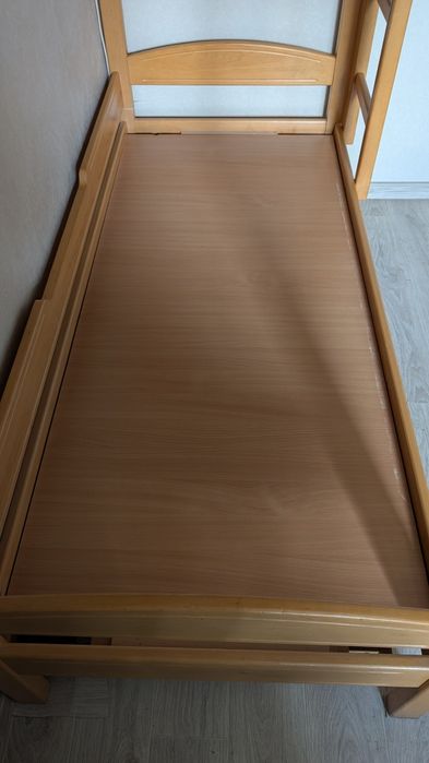 Двоповерхове дерев'яне ліжко