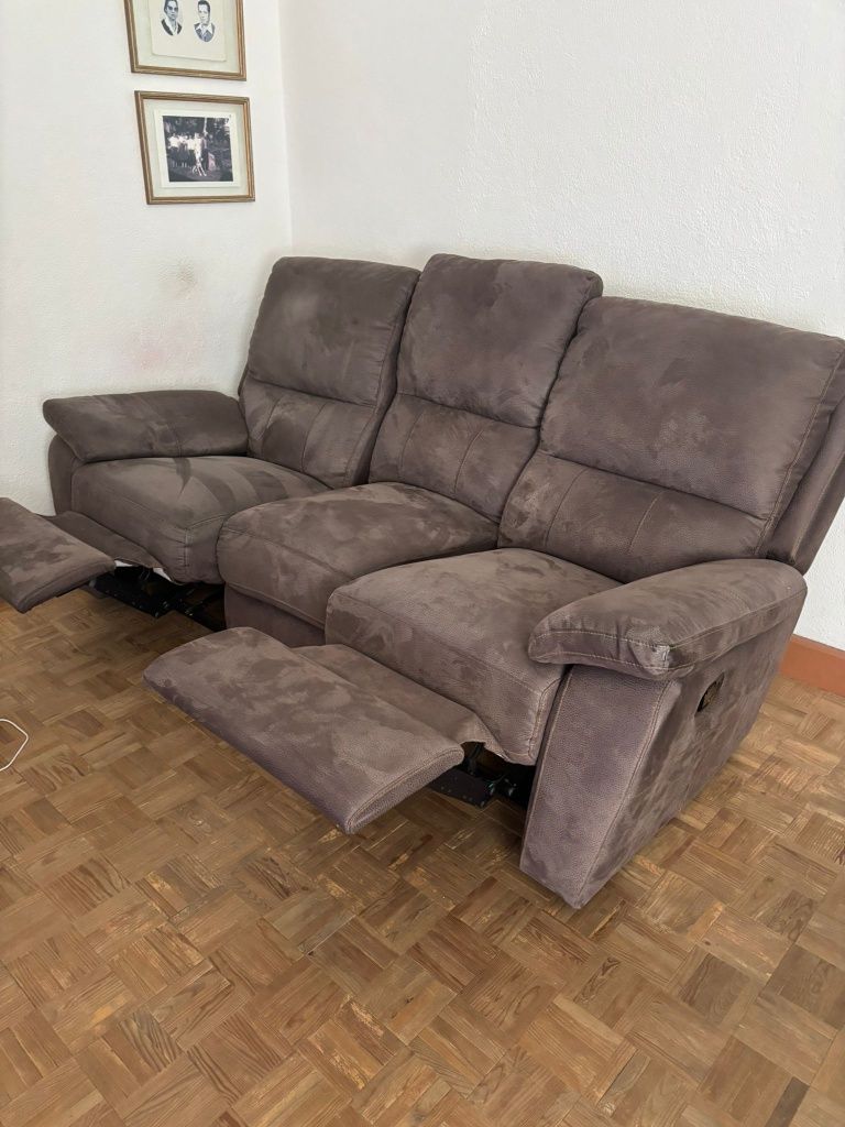 Sofá 3 lugares com apoio para pés
